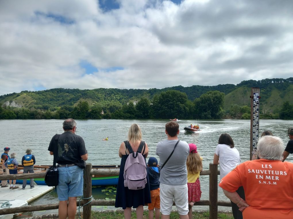 #SécuritéCivile | À l’occasion des 200 ans de la société nationale de sauvetage en mer (SNSM), le préfet de l’#Eure s’est rendu à Tournedos-sur-Seine.

🛟 Des démonstrations de sauvetage ont été réalisées par la station SNSM de Poses.
