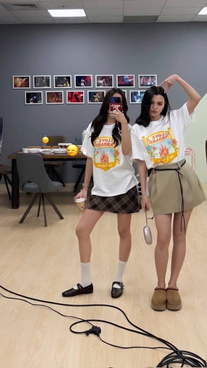 myosotis285's tweet image. I have no idea what those emojis mean (possibly hiding brands), but I&apos;m absolutely loving this 😍 Saro including Beck (and P&apos;Pop) in her usual &quot;not showing my face&quot; mirror selfie 🫠 Thank you girlies for today and for all the jewels you decided to share with us 🫶 Please join me…