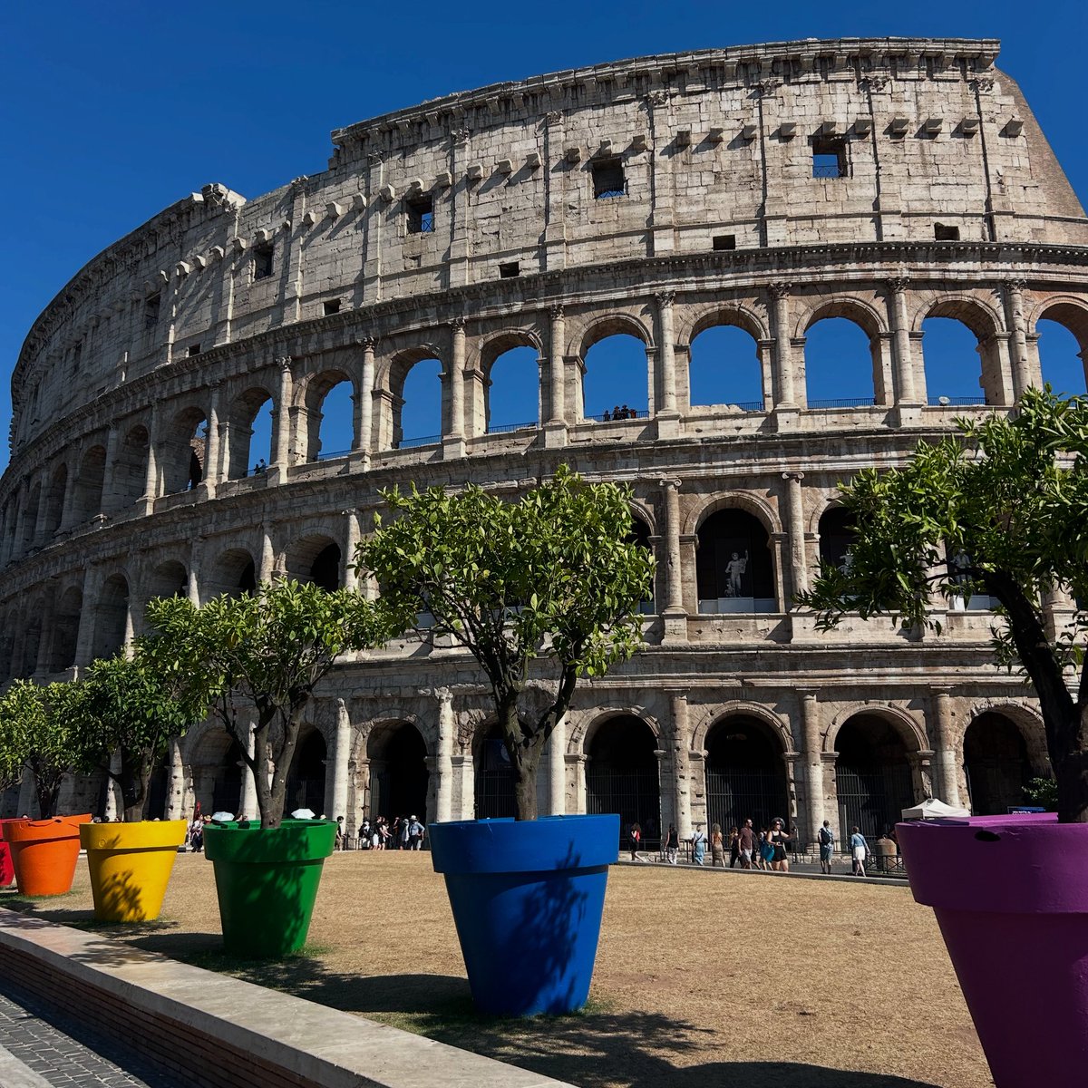 ernesto_donas's tweet photo. Antiguo y vivo, el #Coliseo ya no es solo memoria: es voz, es color, es #orgullo. 🌈

#Roma #MesDelOrgullo #AmorEsAmor #RomaCaputMundi #ItaliaPorDescubrir #Cultura #LGBTQIA #ViajarItalia #ColoresQueUnen #IconoEterno #amazing https://t.co/uIBUI4ARVI