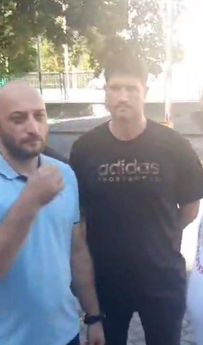 advokatjanjic's tweet image. Pošto nisu smeli da se identifikuju i pokažu značke, idetifikovaću ih ja.

Levo je Mladen Lapčević iz sela Lepenac kod Brusa, a desno Milan Desivojević. 

Obojica rade u Interpolu na potragama, ali Vučić ih je angažovao da otimaju studente po Zemunu.