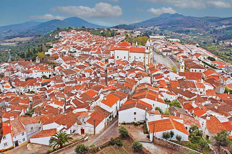 PtTravelGuide's tweet image. There's nothing more photogenic than the red and white of Portugal's picturesque Alentejo region;
portugaltravelguide.com/castelo-de-vid…