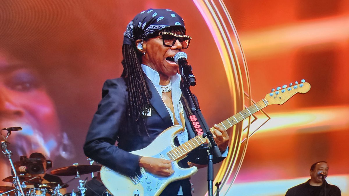 DicksonGill's tweet photo. Peace, Love and Good times #chic #Glastonbury2025 what a guy ☮️💜😈 https://t.co/QLYzQgq8WN