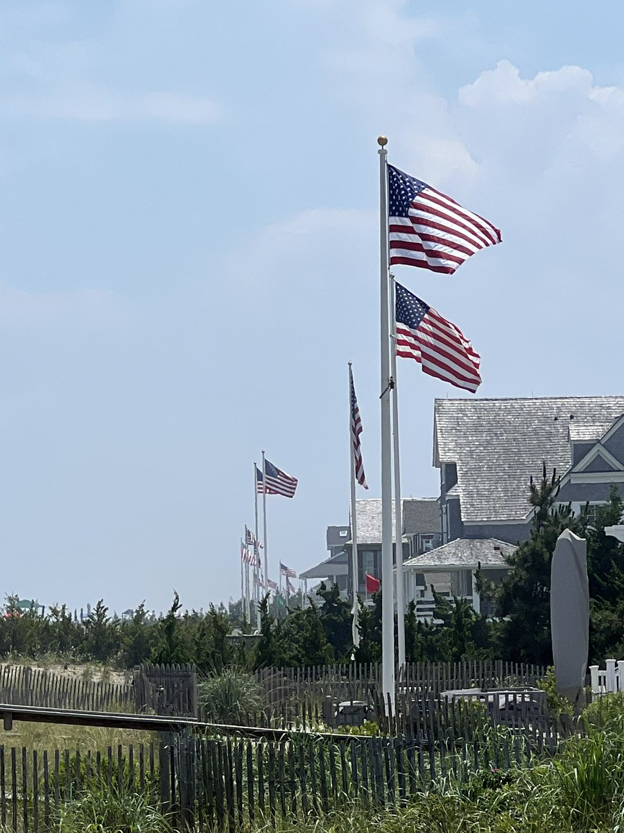CoachBradley9's tweet image. All the homes on the beach proudly flying the Stars and Stripes!!