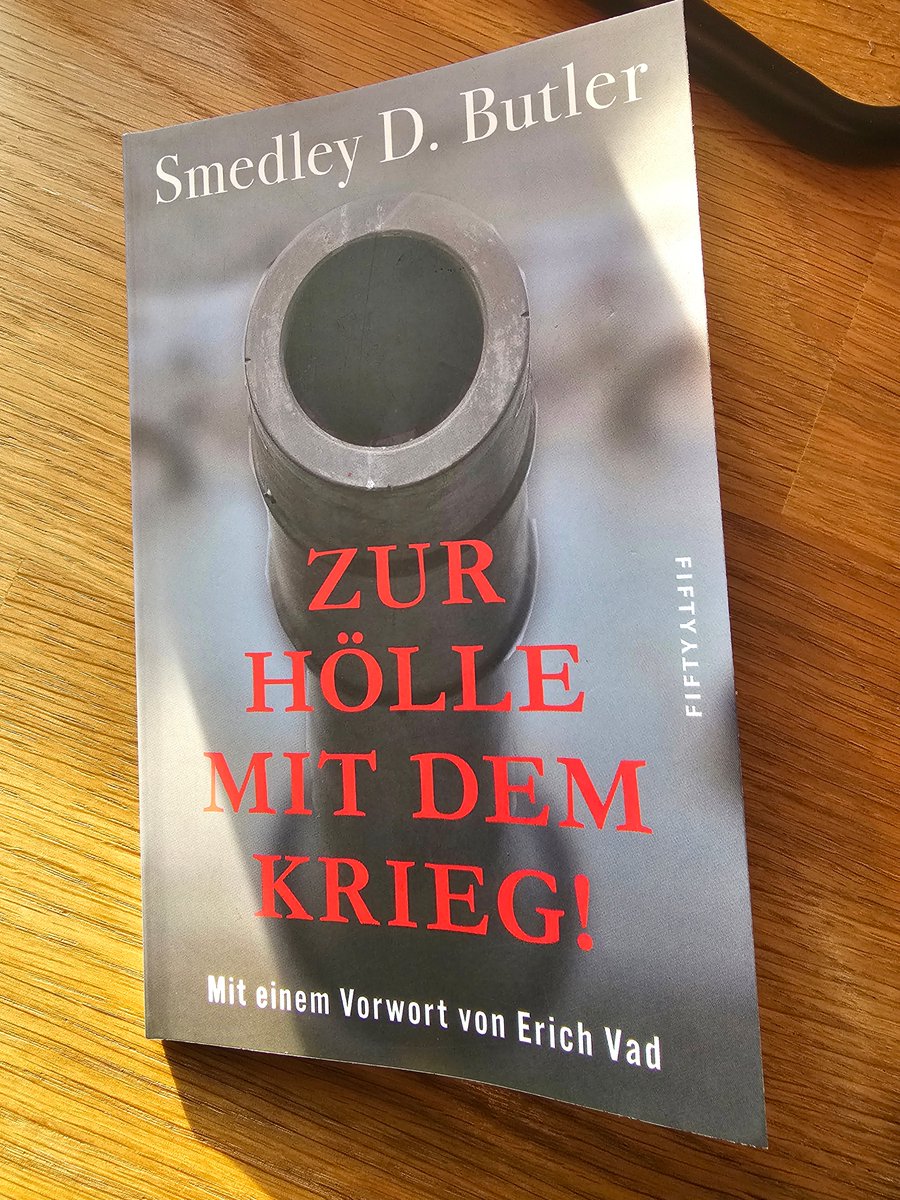 "Hier und jetzt, da ich sehe, dass sich die internationalen Kriegswolken wieder zusammebrauen, muss ich mich dem stellen und meine Stimme erheben." 
Smedley D. Buttler
Warum ist dieses Buch nicht auf Platz 1 der Bestsellerliste?