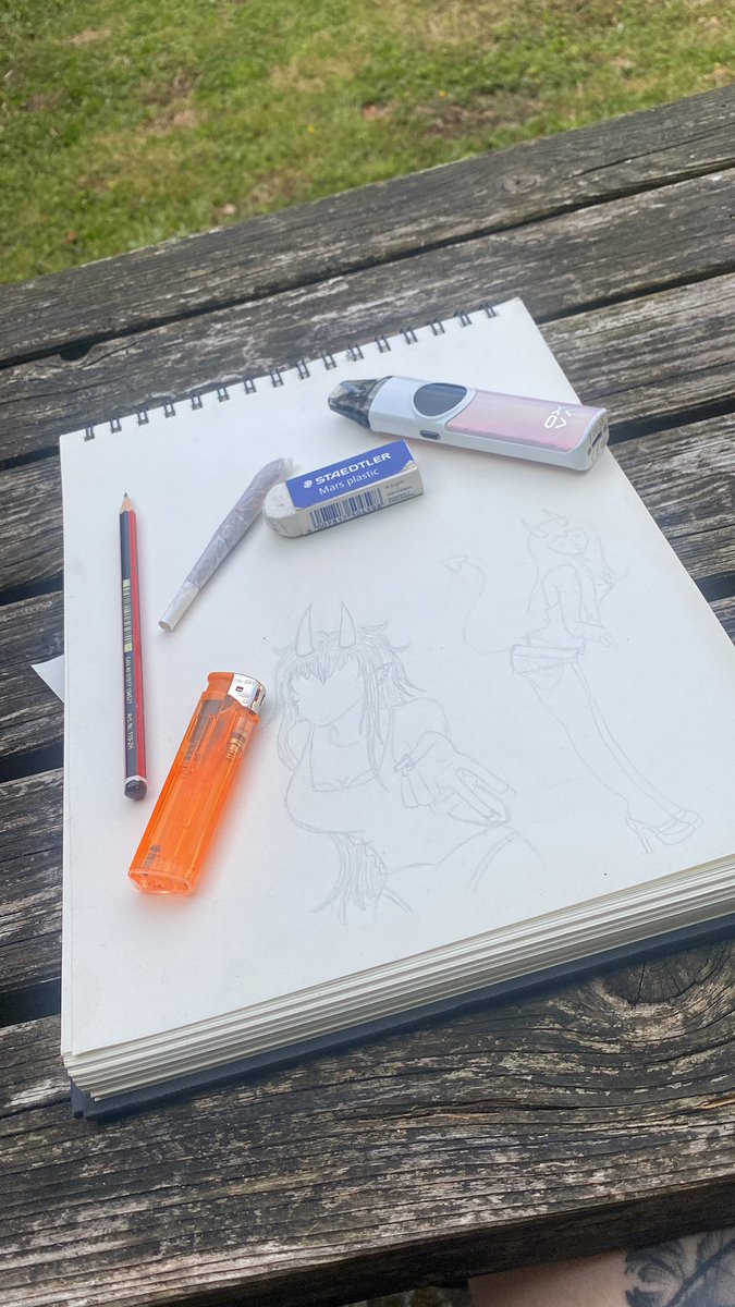 diamonddustt's tweet photo. sat in the sun drawing candy and smoking a joint 🩷 life is good https://t.co/lFWSXdJ8e2