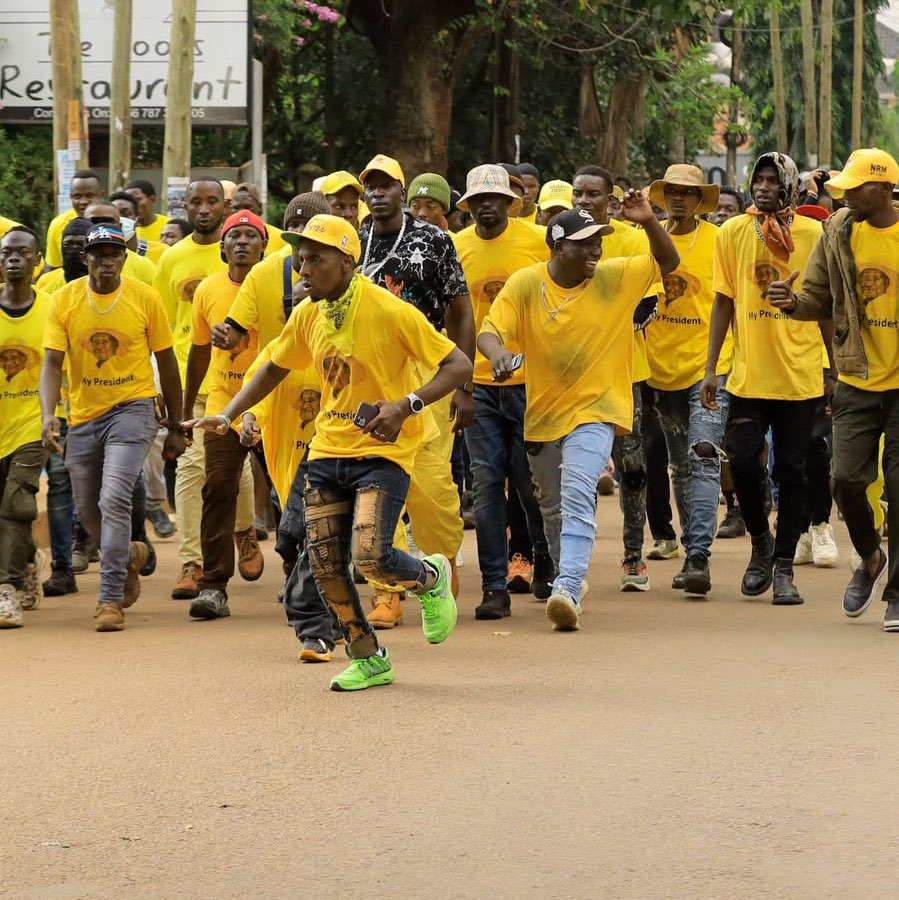 Funny how Eddie Mutwe was tortured, Noah Mutwe, Achileo and Gaddafi are still in prison for mere allegations of beating journalists; but these NRM goons are on video beating and stealing innocent civilians but are walking free just because they support Museveni 

#ProtestVoteUg
