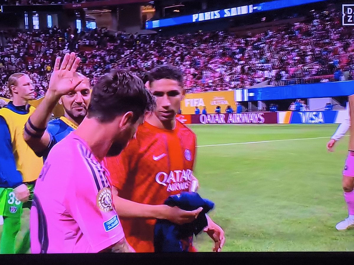 Smex77680's tweet photo. non hakimi non hakimi pas ça pas maintenant,qui garde son maillot il nous a insulté 😡😡😡😡
#psg #Hakimi #Messi https://t.co/yUKqCd4Ftt