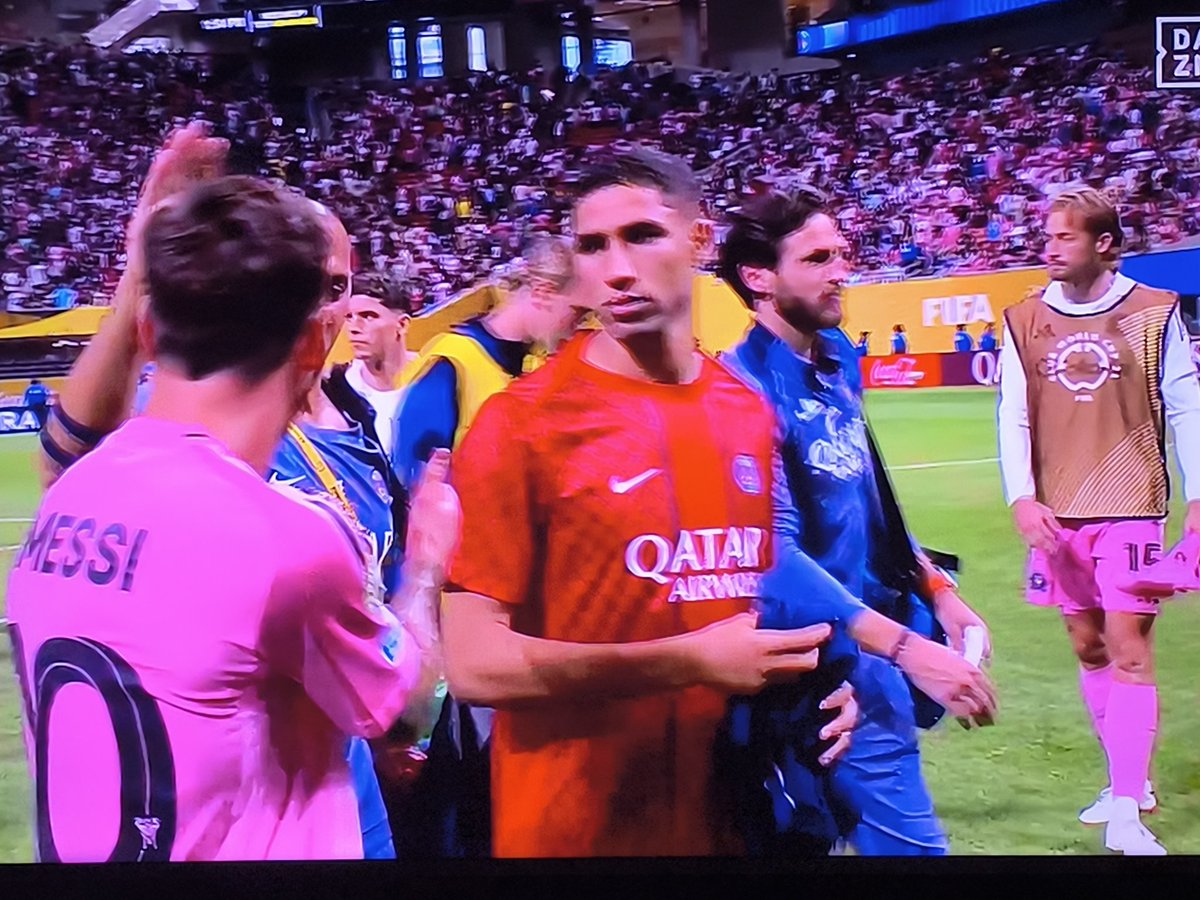 Smex77680's tweet photo. non hakimi non hakimi pas ça pas maintenant,qui garde son maillot il nous a insulté 😡😡😡😡
#psg #Hakimi #Messi https://t.co/yUKqCd4Ftt