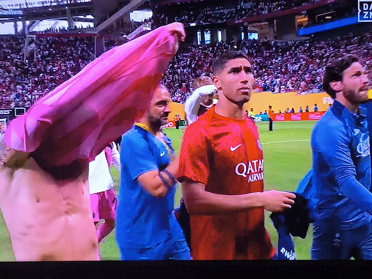 Smex77680's tweet photo. non hakimi non hakimi pas ça pas maintenant,qui garde son maillot il nous a insulté 😡😡😡😡
#psg #Hakimi #Messi https://t.co/yUKqCd4Ftt