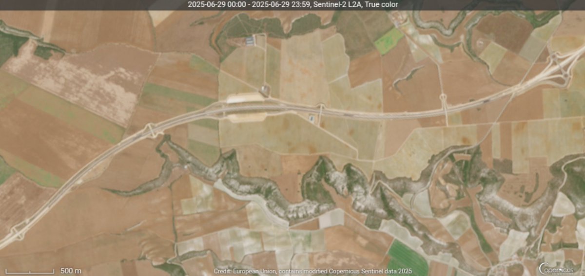 Las capas asfálticas se expanden por los dos tramos en construcción en la provincia de Valladolid. Imagen de hoy mismo de la futura área de servicio de Olivares. (🛰️ Copernicus)

Incluso se aprecian ya algunos pasos de mediana.

(Buena semana para extender material a 150ºC)😅