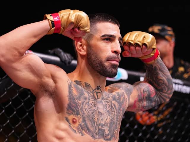 #IliaTopuria es el #Messi de la UFC.

Lo del español es impresionante, un peleador técnico, con mucha mentalidad y con un trabajo sólido. 

Nuevo campeón, de hecho, el campeón más joven con 28 años.

#UFC317 #CharlesOliveira #Topuria