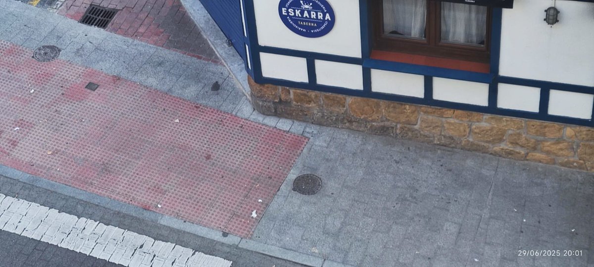 kokekaos's tweet photo. @GetxoUdala Ya la fiesta termino...pero las colillas y demás, que las barra el @GetxoUdala https://t.co/T9jsluJ9mL