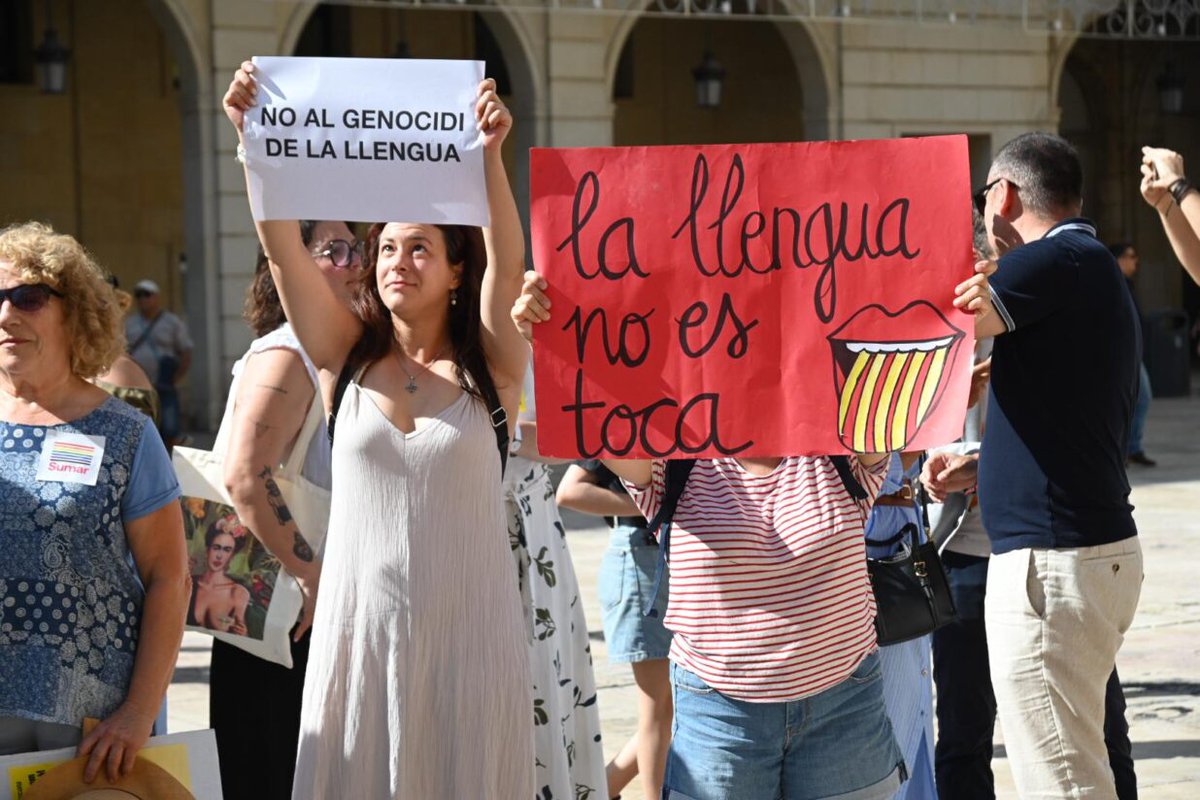 Som_PPCC's tweet image. La plataforma Alacant pel Valencià, amb més de 50 entitats, rebutja el canvi al predomini lingüístic castellà.
A Alacant en valencià!
#SomPaïsosCatalans