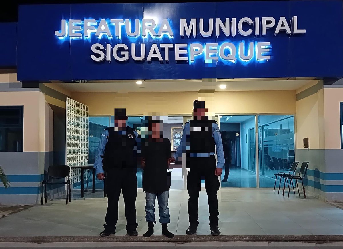 16_umep's tweet photo. En fragancia 

*Agentes de la UMEP-16 detienen un sujeto por violencia doméstica*
@PoliciaHonduras https://t.co/74odaEVlMi