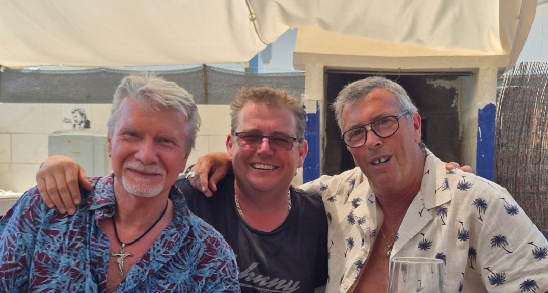 Patrick Kinstler (@kinstlerpatrick) on Twitter photo La #teamhallyday réunie pour une belle journée entre amis Olivier <a href="/perissier/">Olivier Périssier</a> Jean-Phi <a href="/bourcierjp/">Jean-philippe 🎶🎵🎶</a> et ma pomme. 🎤🎸🎶🌴 La #teamhallyday réunie pour une belle journée entre amis Olivier <a href="/perissier/">Olivier Périssier</a> Jean-Phi <a href="/bourcierjp/">Jean-philippe 🎶🎵🎶</a> et ma pomme. 🎤🎸🎶🌴