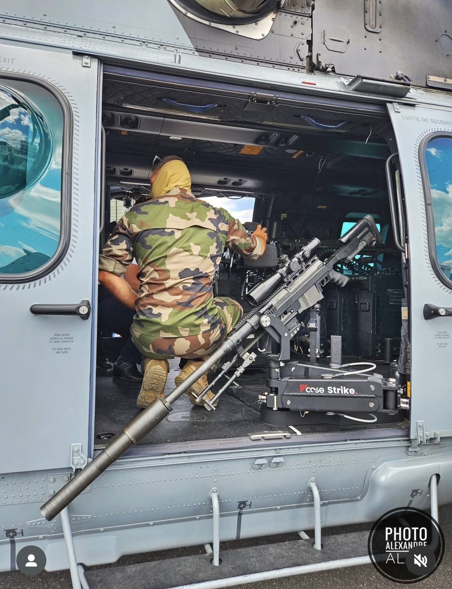 ForceSpecialeFr's tweet image. Fusils PGM Hecate 2 monté sur bras Strike en sabord d’un hélicoptère Caracal du 1/67 Pyrénées des @FuscoAir utilisé pour les opérations spéciales 🇫🇷

#ForcesSpécialesFrançaises
