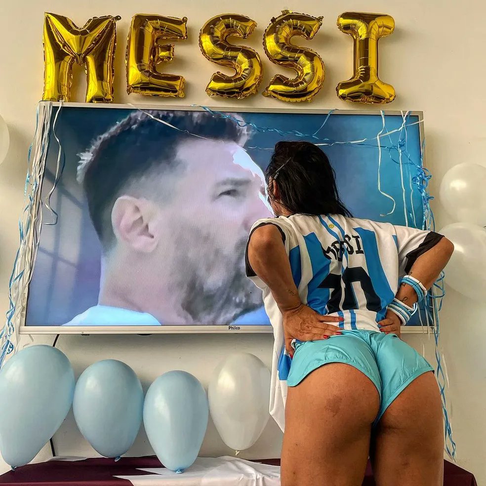 ppkadelas's tweet image. Novinha fã do Messi vendo o Inter Miami tomar de 4 do PSG.. em homenagem ao Messi, ela também vai dar de 4. Link no perfil. 😉