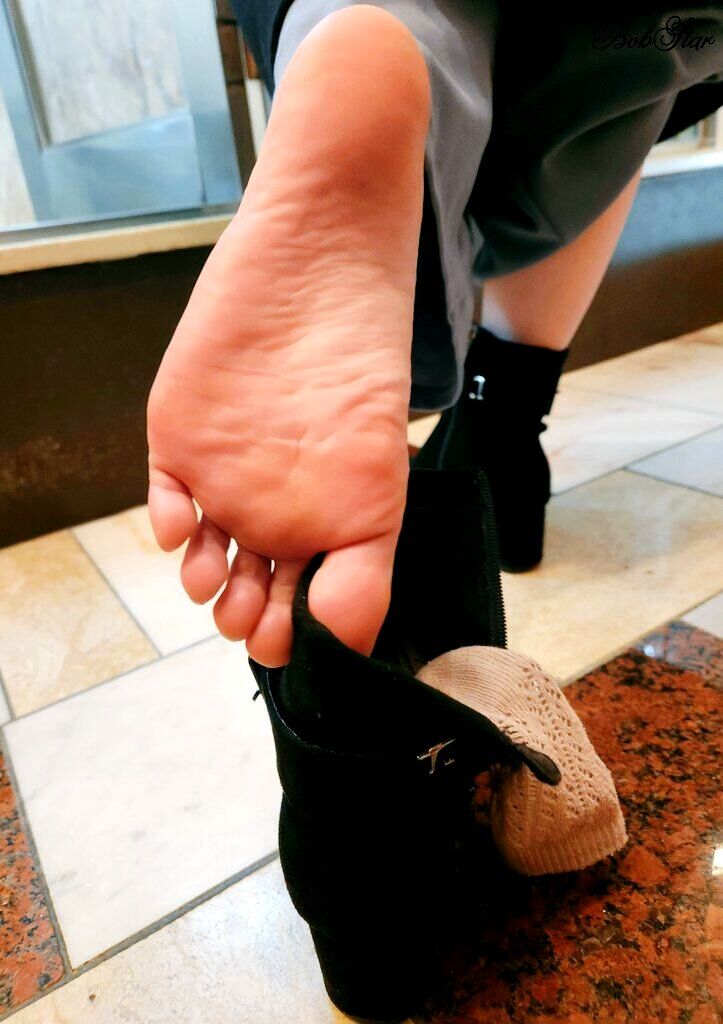 JBansal1's tweet photo. 恋足Beta男🧎
🔍立即找出最美的脚后跟图片
跪下磕头10次👣默念”我生来低贱，只配女神舔脚后跟“10遍
⚡️评论区返图认证
💯失败=惩罚🔗
#女s #阳痿 #辱骂 #羞辱 #恋足  #贱狗 #舔脚 #洗脑 #女性崇拜 #女尊男卑 https://t.co/9oKm2kSIMi
