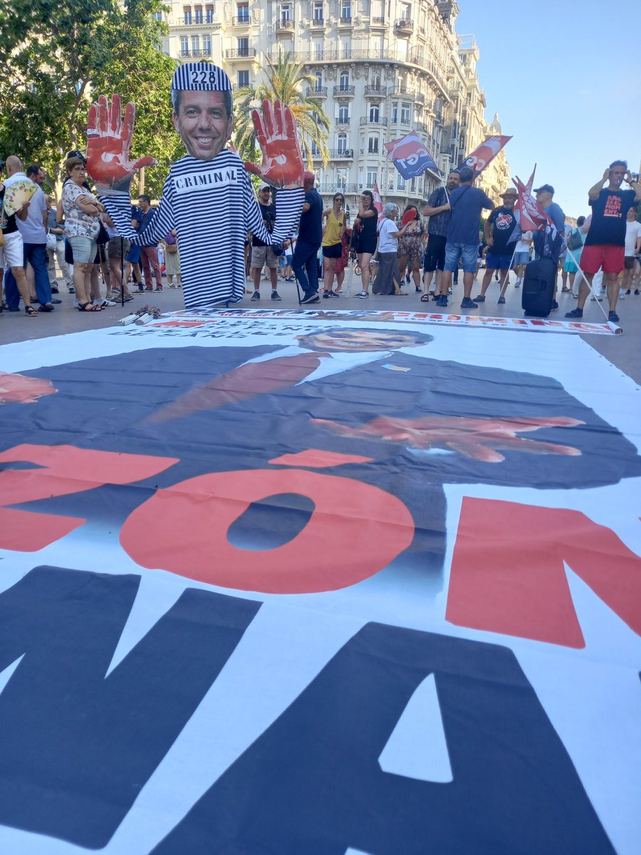 VLafora's tweet image. Malgrat l&apos;onada de calor i que ja han transcorregut huit mesos, València ha tornat a eixir al carrer per mostrar el seu suport a les víctimes de la #Dana i contra la inacció de #Mazón. El càntic de la huitena manifestació ha tornat a ser unànime: #MazónDimissió #mazondimissió
