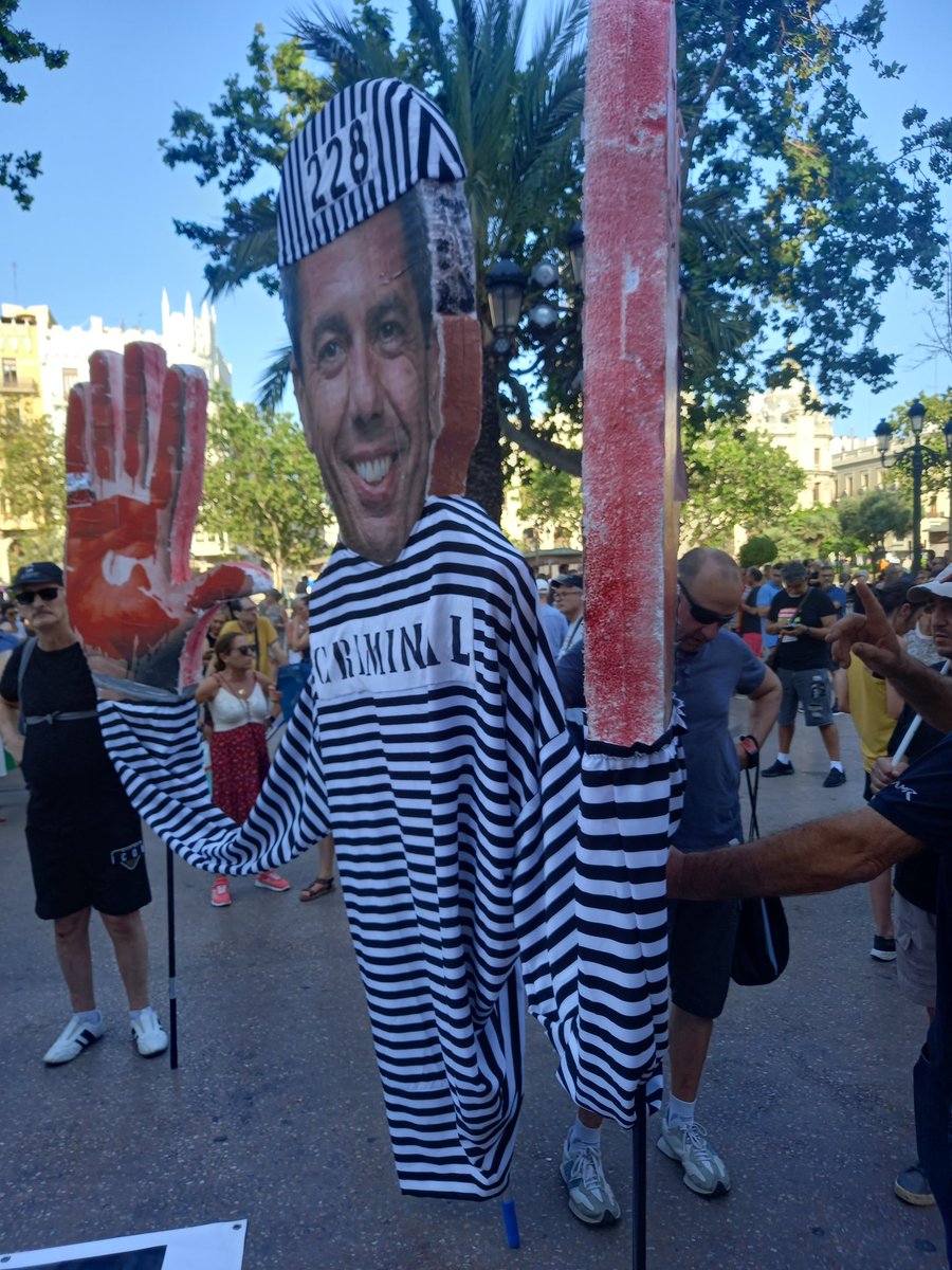 VLafora's tweet image. Malgrat l&apos;onada de calor i que ja han transcorregut huit mesos, València ha tornat a eixir al carrer per mostrar el seu suport a les víctimes de la #Dana i contra la inacció de #Mazón. El càntic de la huitena manifestació ha tornat a ser unànime: #MazónDimissió #mazondimissió