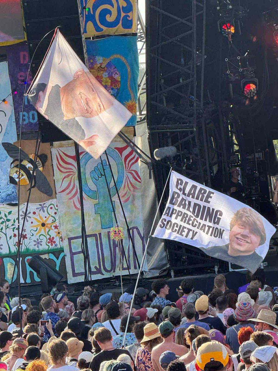 Caught at the Park stage, Balding and Bob together at last
#Glastonbury #ClareBalding