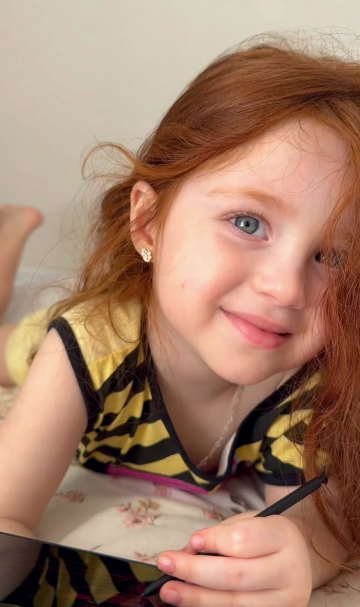 𓄹 𓈒 ﹫ 𝖲𝖾𝗅𝖾𝗇𝖺_𝖣𝖾𝖫𝗎𝖼𝖺
             ⠀⠀⠀⠀   𝗶𝗻𝘀𝘁𝗮𝗴𝗿𝗮𝗺 . .  #𝙵𝙴𝙴𝙳 .ᐟ

Desenhando na sala da mamãe 🧡👑