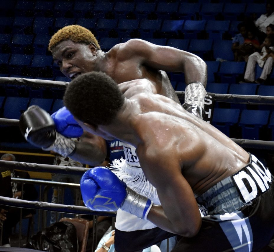 Luis Tejeda vence por Ko a Sanderson Díaz en un combate electrizante entre invictos

Tejeda visitó la lona en varias ocasiones, pero mostró una fortaleza admirable al levantarse y continuar. Con un cierre impresionante, logró revertir la situación y noquear a Díaz.