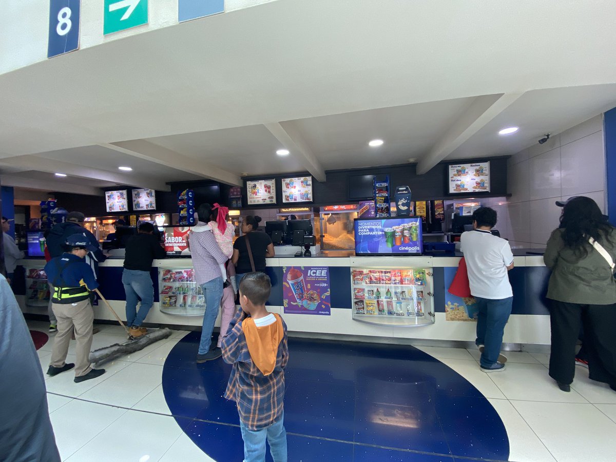 laylapv's tweet image. #cinepolis Metepec como el OXXO, tiene 10 cajas y solo abren 3