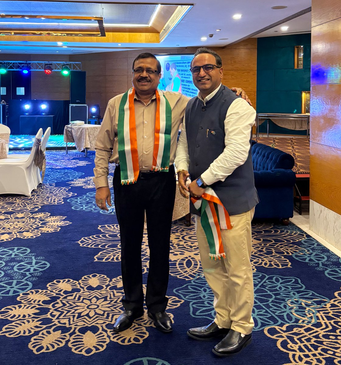 It was a great privilege to bid farewell to the outgoing Airport Director of Jammu Airport, Dr. Sanjeev Kumar Garg, at his retirement party. We extend heartfelt gratitude to Dr. Garg for his outstanding leadership and dedication over the years. #JammuAirport #Jammu