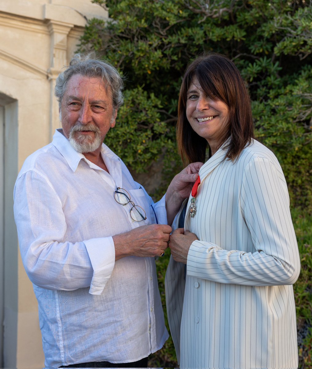 C’est avec une profonde gratitude que j’ai reçu hier les insignes de chevalier de la Légion d’honneur des mains de Robert Guédiguian, ami et réalisateur marseillais de talent.

Une soirée inoubliable, traversée de mémoire et d’émotion, entourée de celles et ceux qui me sont chers