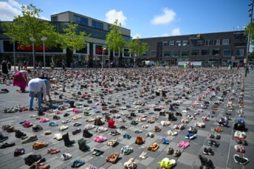 ShaykhSulaiman's tweet photo. Thousands of children’s shoes placed in town square of the Dutch city of Almere in protest against Israel's war on Gaza. https://t.co/yZBJxTuTeG