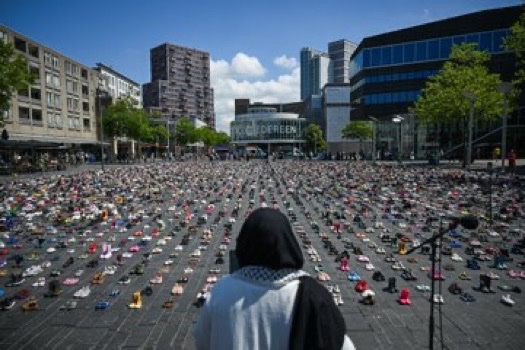 ShaykhSulaiman's tweet photo. Thousands of children’s shoes placed in town square of the Dutch city of Almere in protest against Israel's war on Gaza. https://t.co/yZBJxTuTeG