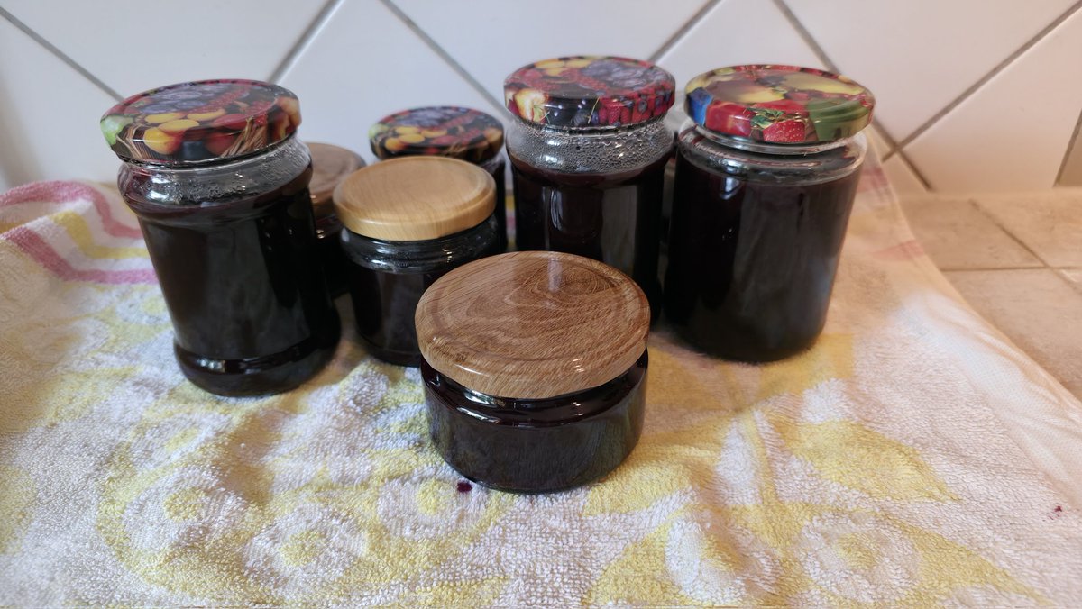 PMD486's tweet image. The bowl of berries has now become jam😁😋🖤
#Jam #Marmelade #BlackCurrant #RibesNigrum