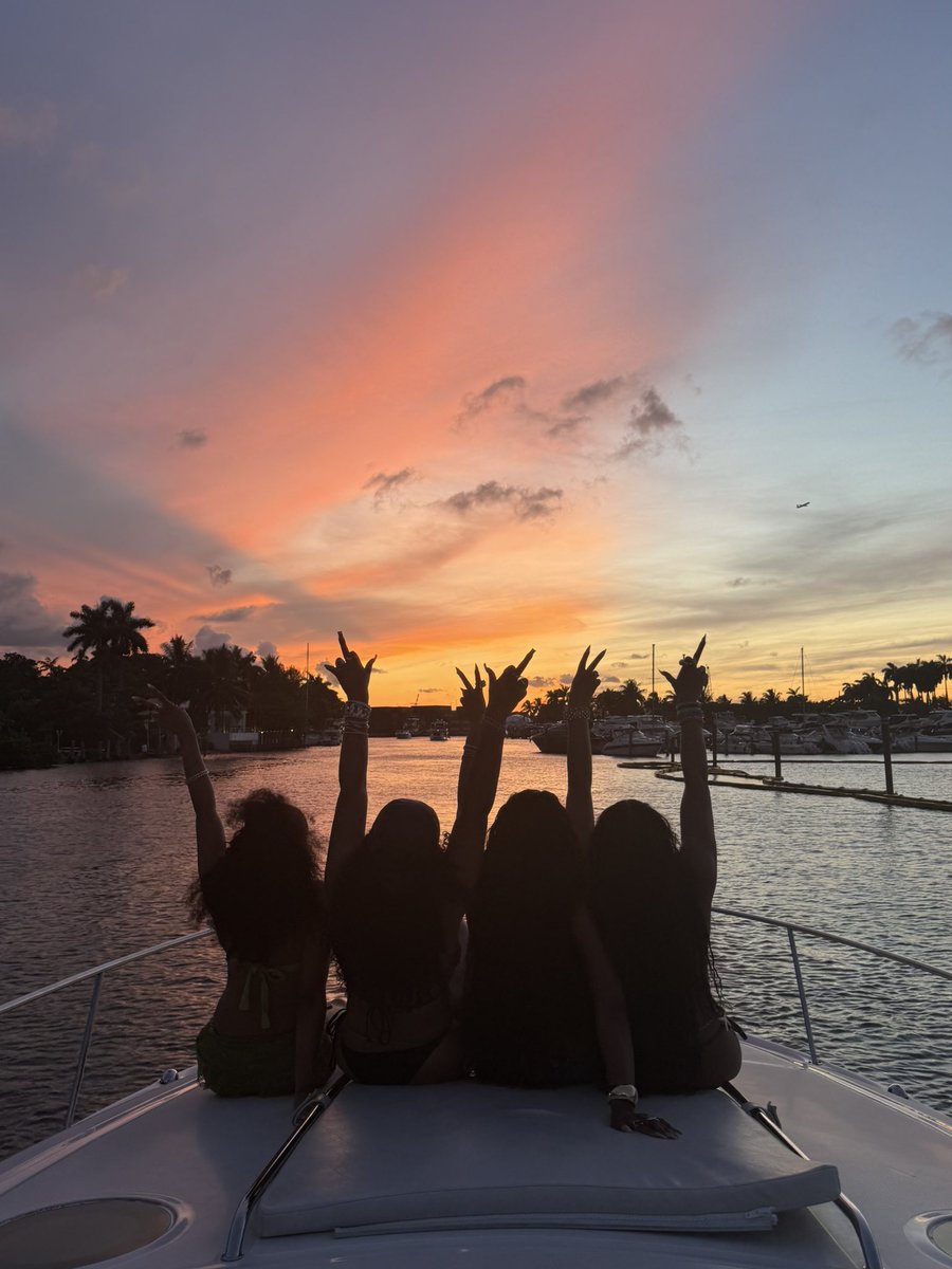 k_aaliyah1's tweet photo. I <3 Miami https://t.co/63kdcOptgV