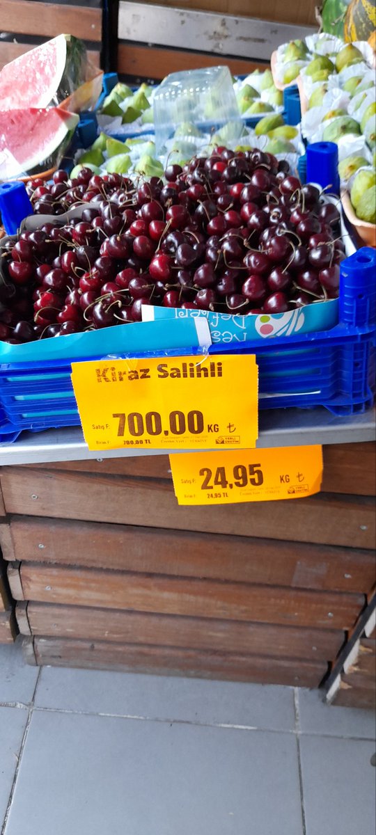 Bugün gördüm atasehir fetih mahallesinde bir markette kiraz 700 tl. Yaşım 71 böyle pahalilik görmedim, çocukluğumda hamsi,domates,üzüm,kayısı,erik,vişne kasa ile alırdık.