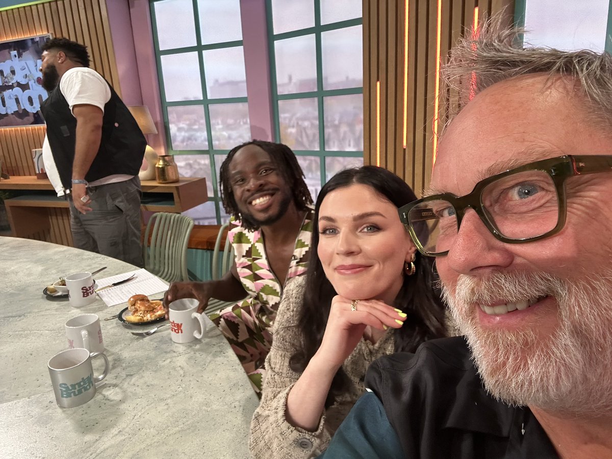 JamesMoir10's tweet image. Had a lovely time today on Sunday brunch with some old friends.
It’s great to go on a show like this and you know the people you’re on with, Damon Aisling ,Nick
Plus some people you can make friends with.
#SundayBrunch
@timlovejoy
@simonrim