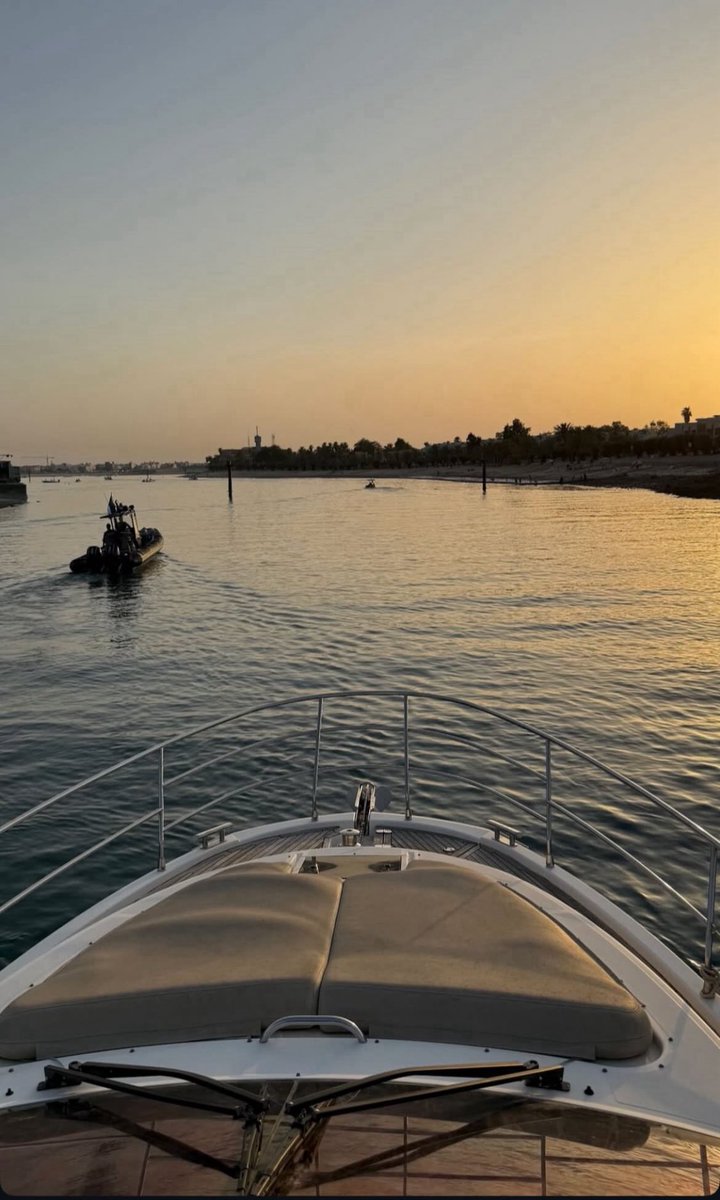 إجتنبوا السلبيين  ..؛
لأنهم يملكون لكلِّ حلٍّ عقده  ..