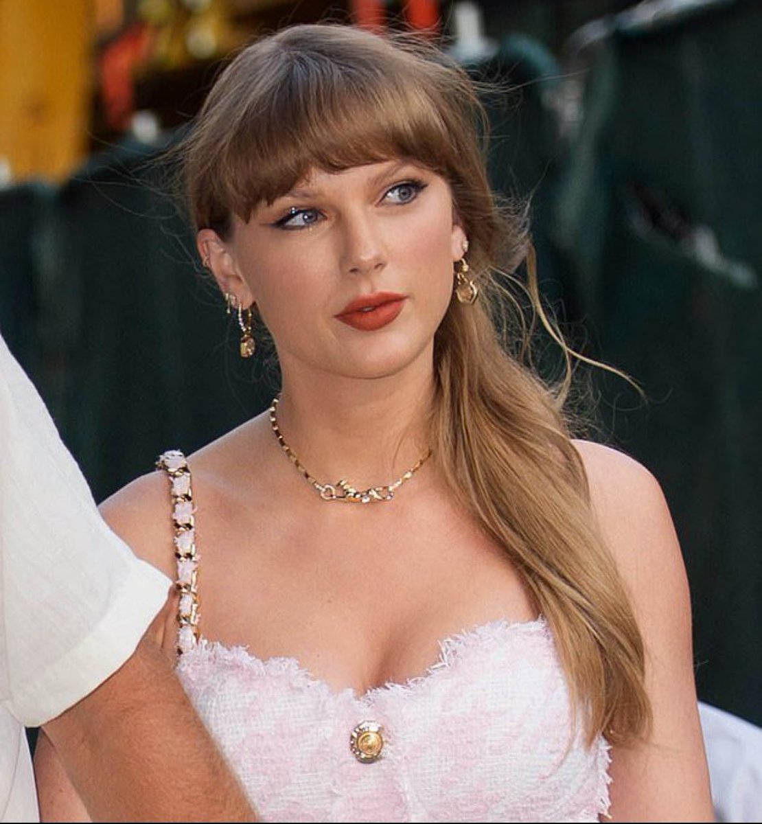 lanaxmyersgf's tweet photo. o pessoal descobrindo que a taylor corta a franja em casa 98% das vezes https://t.co/yvRRilOhST