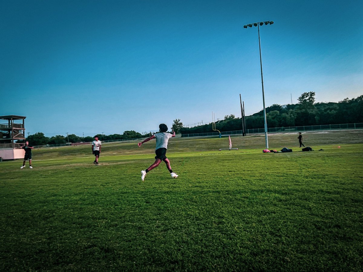 JosephJuar79746's tweet photo. this week i been to the field grinding that work in💪 #football @BUFootball @FBUAllAmerican https://t.co/alN9HWq5cm
