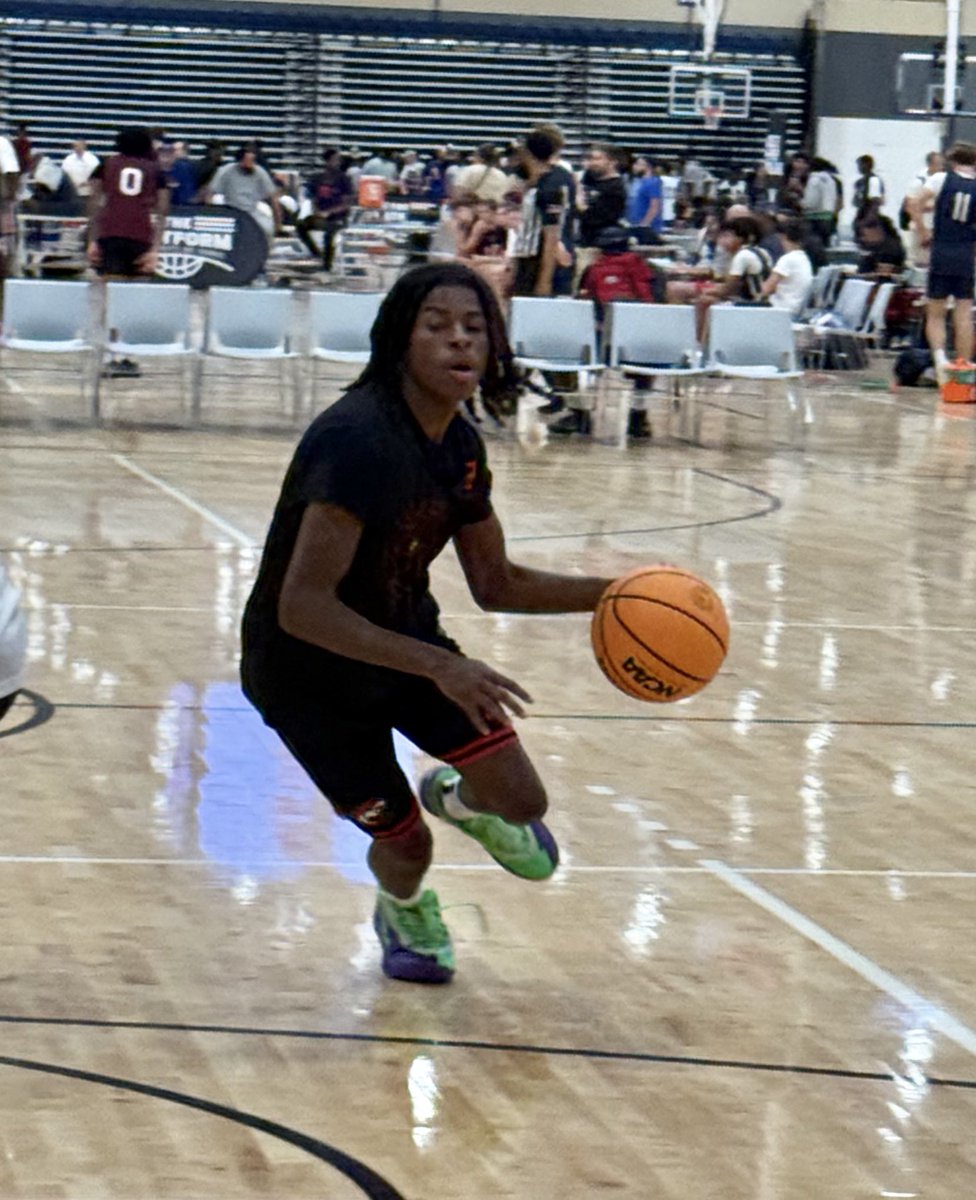 NorfolkKnights's tweet photo. Brooke Point HS 5’10 2026 TJ Wilkerson with a quick blow by burst gets into the lane and here he finds a baseline cutter. Quick off the bounce and he scan score it in traffic but dies such a nice job finding the open man and creating for others. #BigShots #ECLShowcase @BigShotsToday @BigShotsGlobal