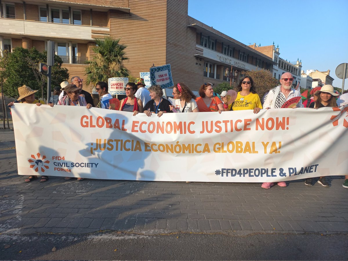 Cabecera de la mani. 

Por una economía justa que proteja la vida. 

Miles de personas de todo el planeta lo piden en Sevilla 

#FfD4People