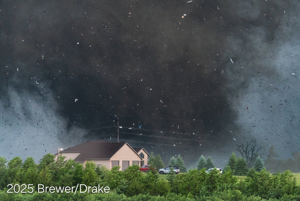 SimonStormRider's tweet image. Yesterday, Junec28, 2025, @JustonStrmRider, and I documented several tornadoes near the communities of Clear Lake and Gary, South Dakota.
Thread with some photos we took. Going to be working a bit on the long format YouTube video. #sdwx