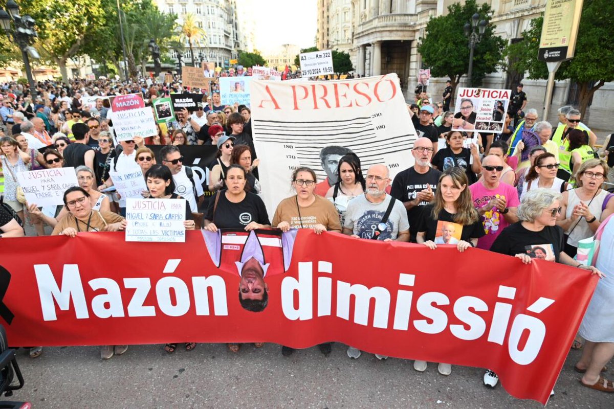 Som_PPCC's tweet image. La ciutadania torna a demanar la dimissió de Mazón en una manifestació huit mesos després de la dana.
L’octava marxa recorre els carrers del centre de València per a protestar per la gestió que va fer la Generalitat i per a denunciar que Mazón no ha assumit cap responsabilitat.