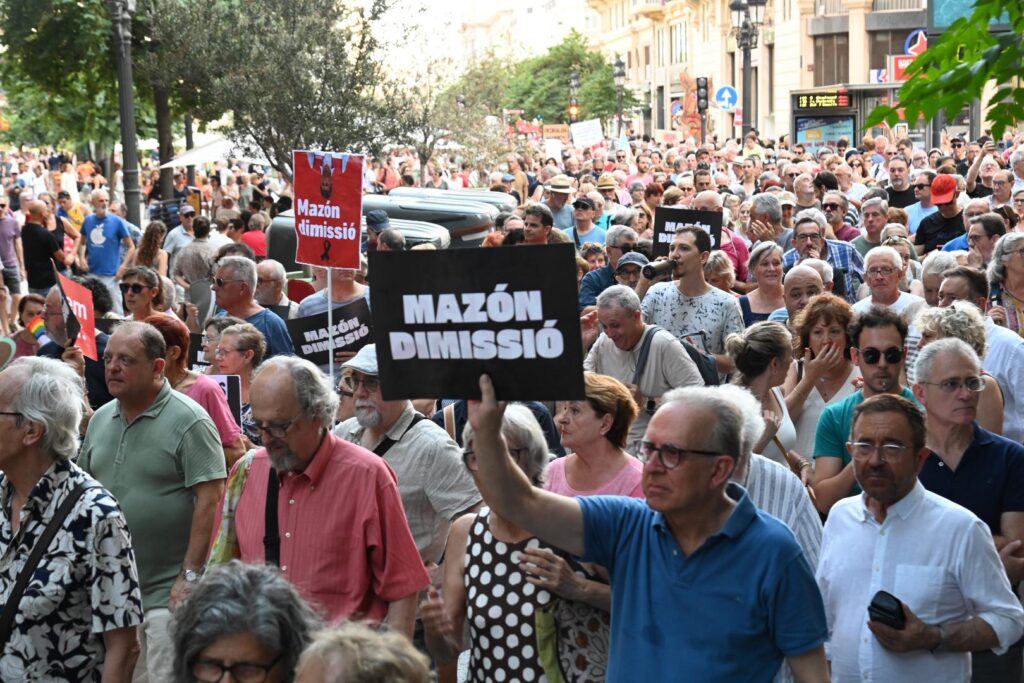 Som_PPCC's tweet image. La ciutadania torna a demanar la dimissió de Mazón en una manifestació huit mesos després de la dana.
L’octava marxa recorre els carrers del centre de València per a protestar per la gestió que va fer la Generalitat i per a denunciar que Mazón no ha assumit cap responsabilitat.