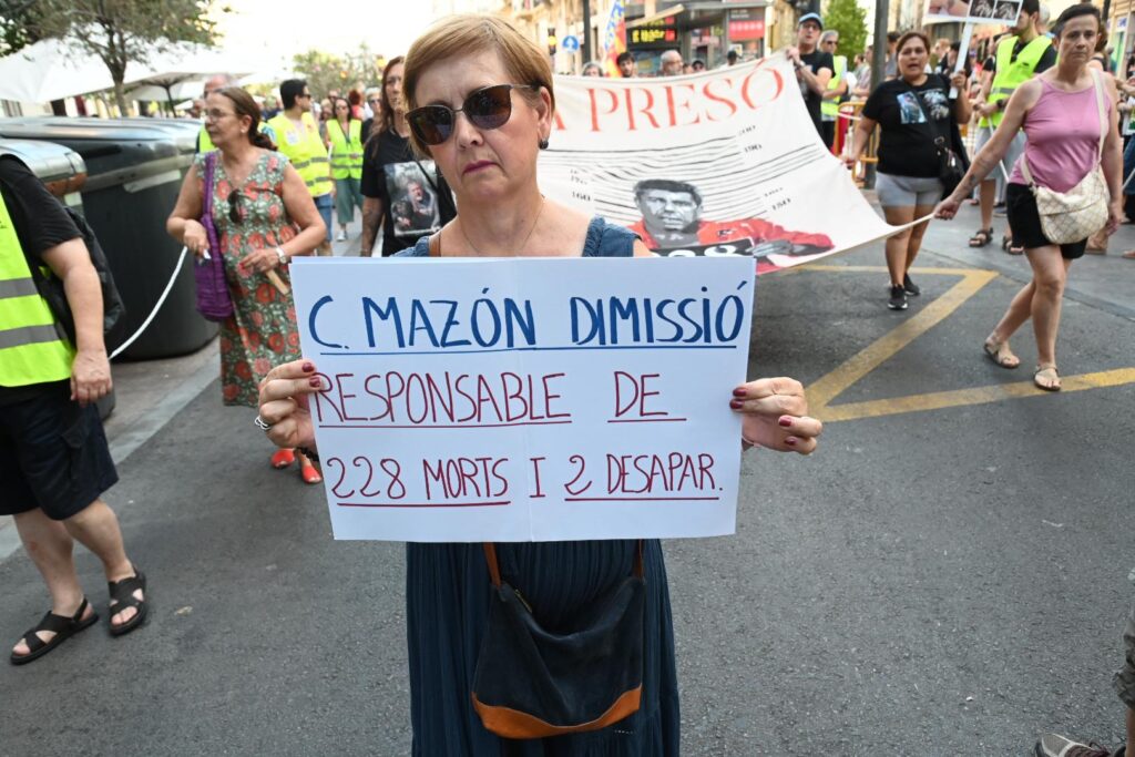 Som_PPCC's tweet image. La ciutadania torna a demanar la dimissió de Mazón en una manifestació huit mesos després de la dana.
L’octava marxa recorre els carrers del centre de València per a protestar per la gestió que va fer la Generalitat i per a denunciar que Mazón no ha assumit cap responsabilitat.