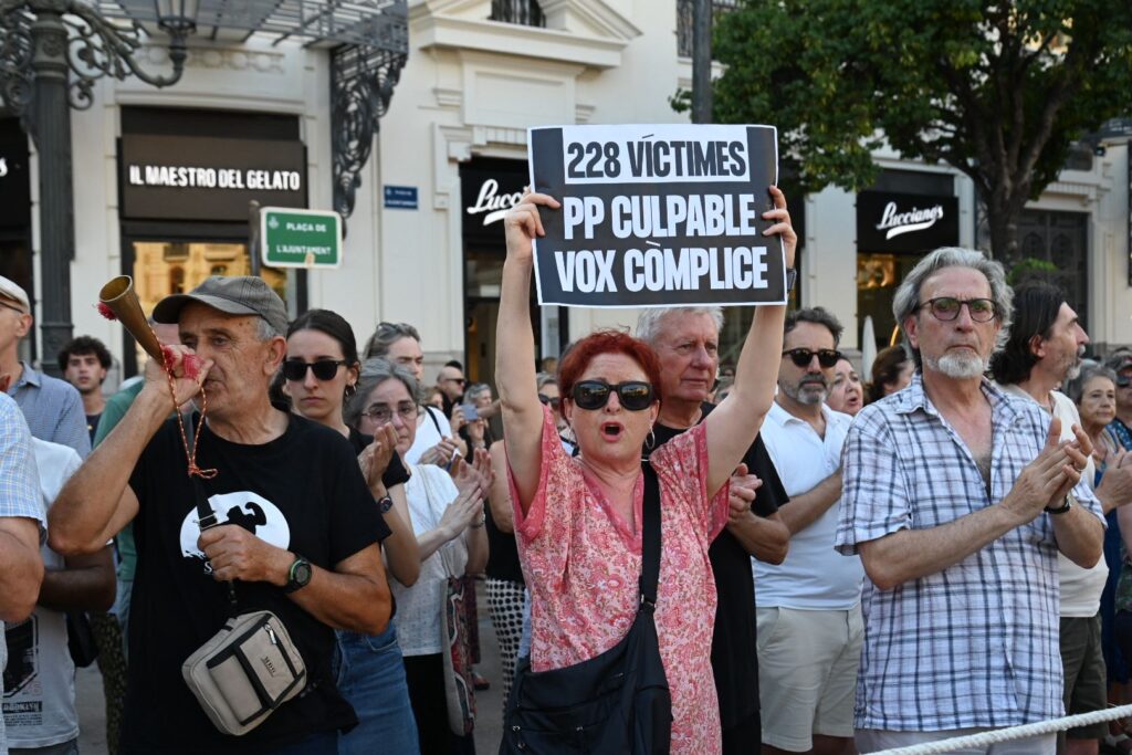 Som_PPCC's tweet image. La ciutadania torna a demanar la dimissió de Mazón en una manifestació huit mesos després de la dana.
L’octava marxa recorre els carrers del centre de València per a protestar per la gestió que va fer la Generalitat i per a denunciar que Mazón no ha assumit cap responsabilitat.