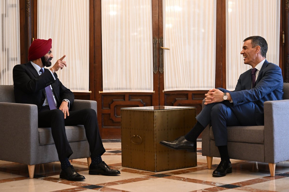 sanchezcastejon's tweet photo. He agradecido al presidente del @BancoMundial, Ajay Banga, su compromiso con la Conferencia de Sevilla #FFD4 y el apoyo a las iniciativas de alivio a la deuda.

Hemos tratado la importancia del multilateralismo, de la creación de empleo local y su relación con las migraciones. https://t.co/YSWmz2LWT4