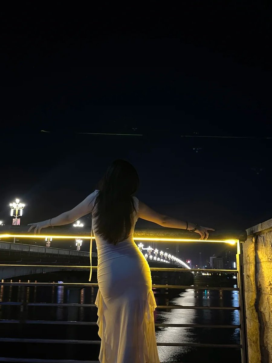 Hayley74365's tweet photo. A moment of tranquility under the stars, where elegance meets the night. This bridge is not just a passage, but a gateway to inspiration. 🌌#EveningElegance #BridgeMagic #InspireYourJourney https://t.co/bZXQ0QDLJg