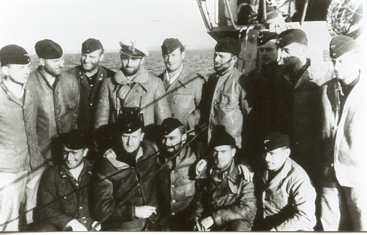 HBelica's tweet photo. 2/ Contexto histórico.

La Kriegsmarine, fundada en 1935, fue la fuerza naval de la Alemania nazi. Aunque era más pequeña que la Royal Navy británica, su estrategia se basó en cortar las líneas de suministro aliadas. Su arma estrella: los U-boote (submarinos) https://t.co/vuvpEXHkdv