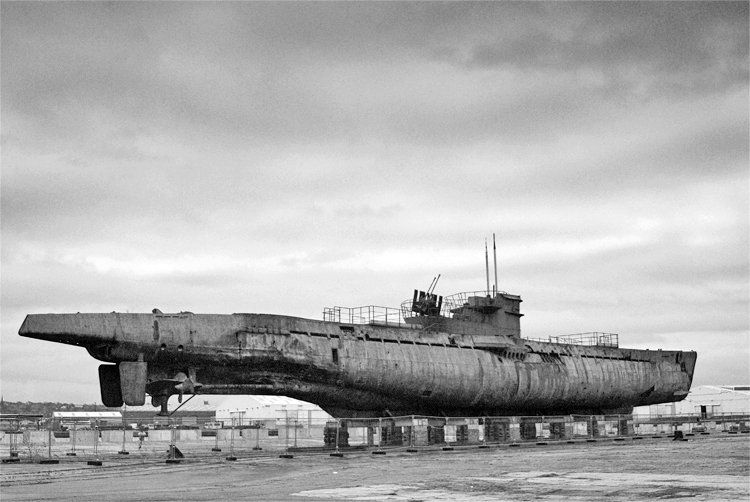 HBelica's tweet photo. 4/ La manada de lobos

"¿Qué era la ‘manada de lobos’? Grupos de U-boote atacaban convoyes aliados de noche, coordinados por radio. Esto maximizaba el caos y minimizaba las pérdidas alemanas. En 1942, hundían un barco cada 4 horas. https://t.co/3KYteSlgXh